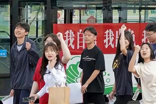 后防中坚！瓦拉内本场数据：15次解围，2封堵，3拦截，评分7.8分